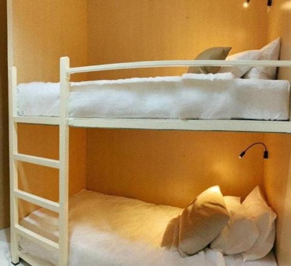 Postel nebo postele na pokoji v ubytování Airhub Hostel Phuket Airport