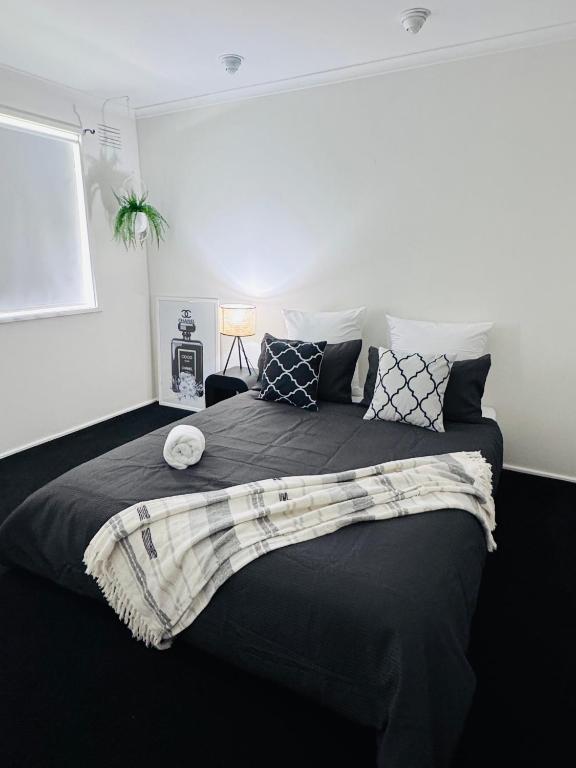 Voodi või voodid majutusasutuse Modern Escape with Open Yard toas