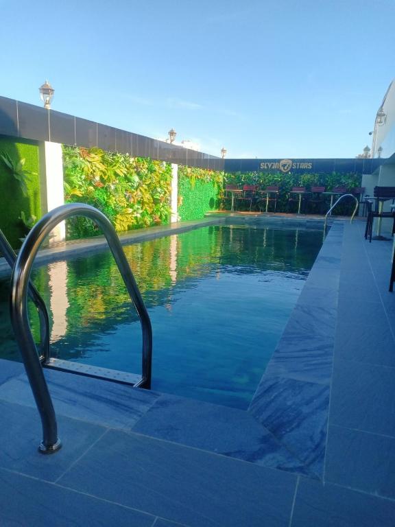Bazén v ubytování Seven Stars Hotel & Apartment nebo v jeho okolí