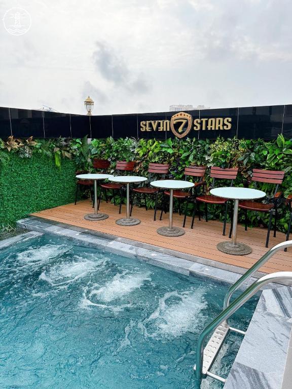 Bazén v ubytování Seven Stars Hotel & Apartment nebo v jeho okolí