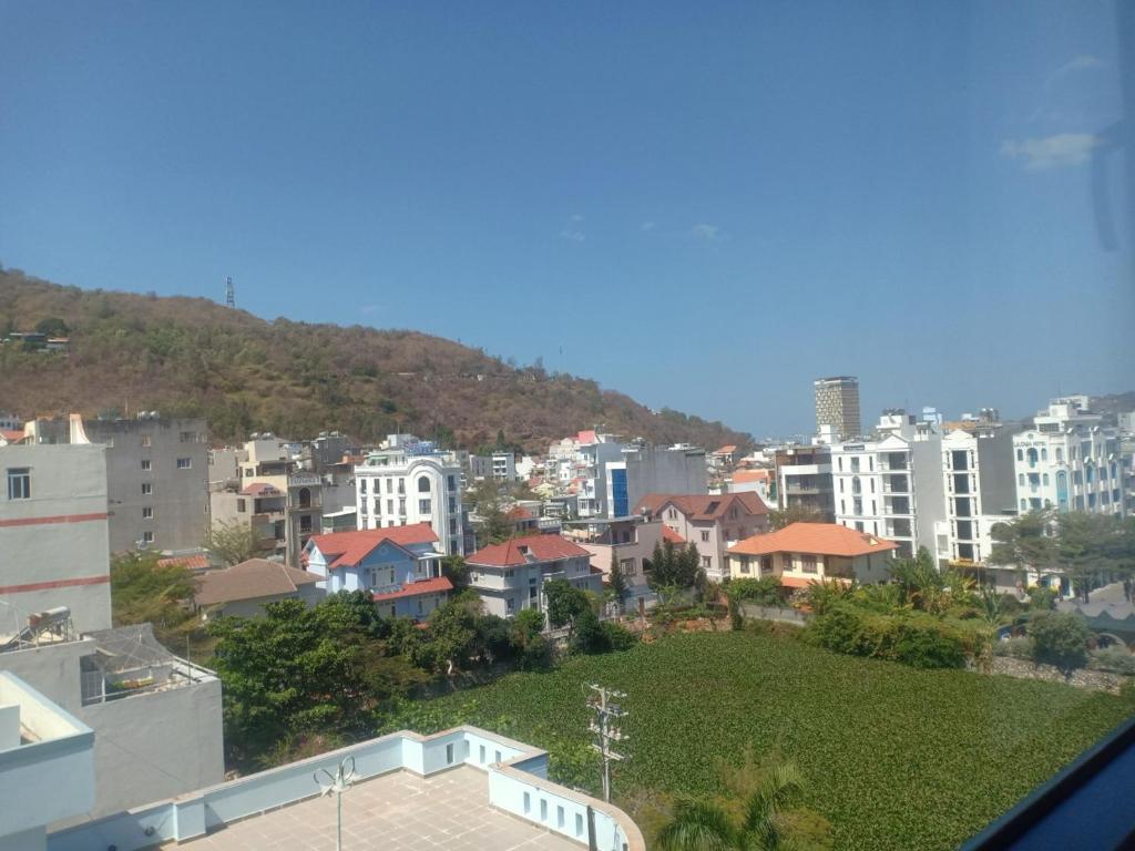 Nespecifikovaný výhled na hory nebo výhled na hory při pohledu z hotelu