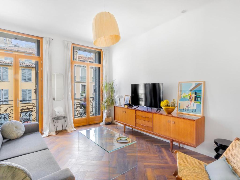 un salon avec un canapé et une télévision dans l'établissement Apartment Lafayette by Interhome, à Toulon