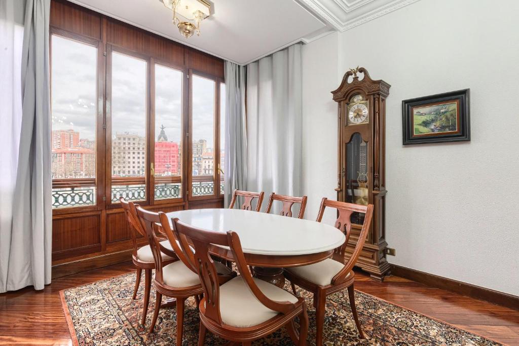 Fotografie z fotogalerie ubytování Piso Señorial con vistas a la ria v destinaci Bilbao