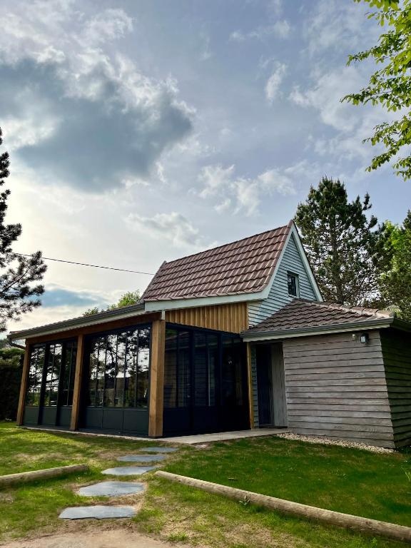 une maison avec un toit en gambrel dans l'établissement Maison en Périgord Les Pins, à Soulaures