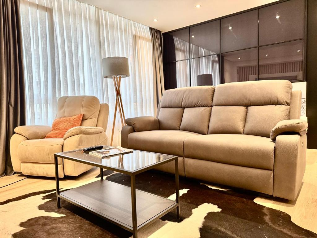 a living room with a couch and a table at SMALL LUX BEACHCITY close to METRO in Bilbao