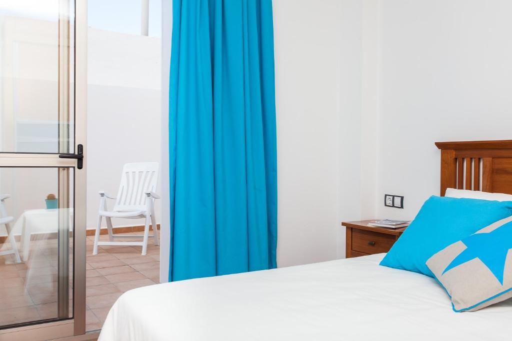 Postel nebo postele na pokoji v ubytování Corralejo Main Street Apartment