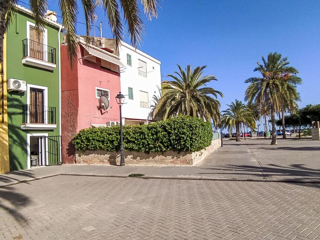 une rue avec des palmiers à côté d'un bâtiment dans l'établissement Holiday Home Colores al Mar by Interhome, à La Vila Joiosa