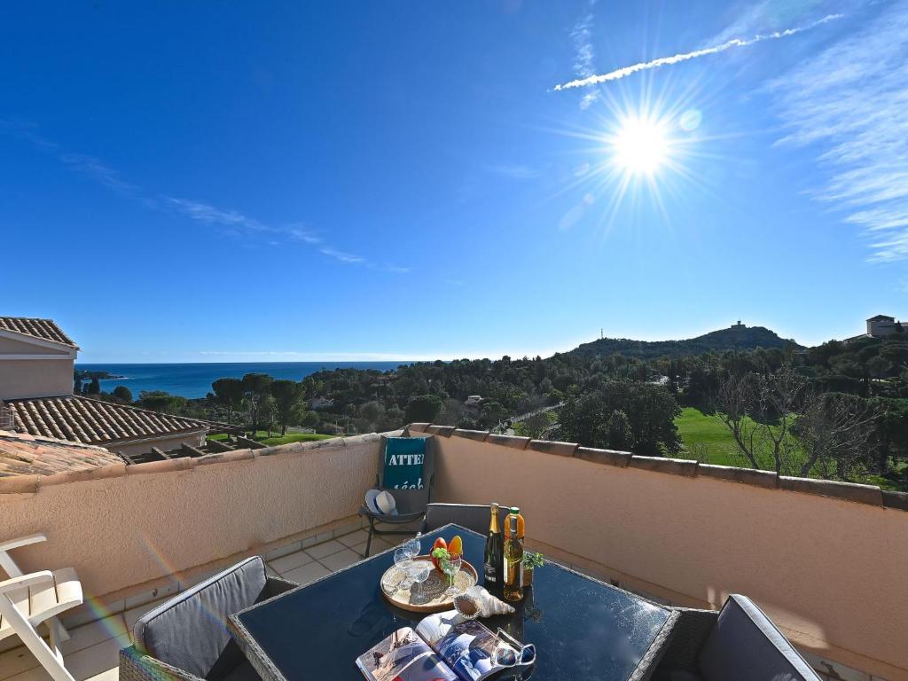 une vue sur l'océan depuis le balcon d'une maison dans l'établissement Apartment Village Cap Estérel - L'Esquinade-111 by Interhome, à Agay