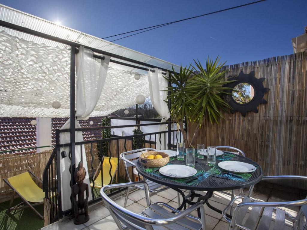 Il dispose d'une terrasse avec une table et des chaises. dans l'établissement Apartment Nid d'Azur by Interhome, à Villeneuve-Loubet