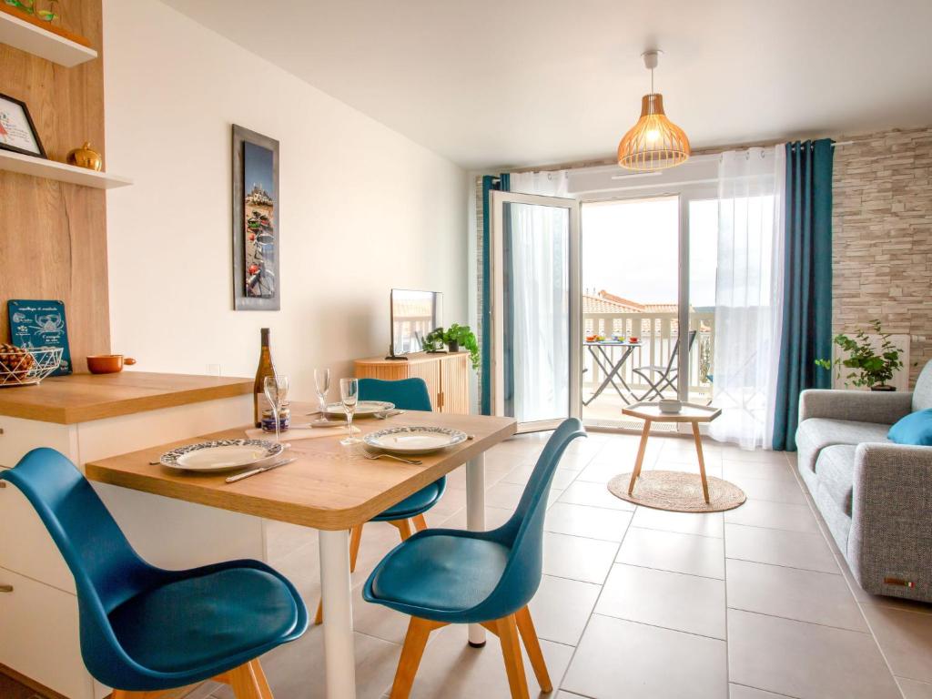 une cuisine et un salon avec une table et des chaises dans l'établissement Apartment Atlantica-1 by Interhome, à Pornic