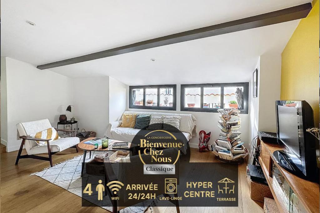 - un salon avec un panneau au milieu dans l'établissement Le Cocon d'Ange Au Centre 4pers Wifi, à Clermont-Ferrand