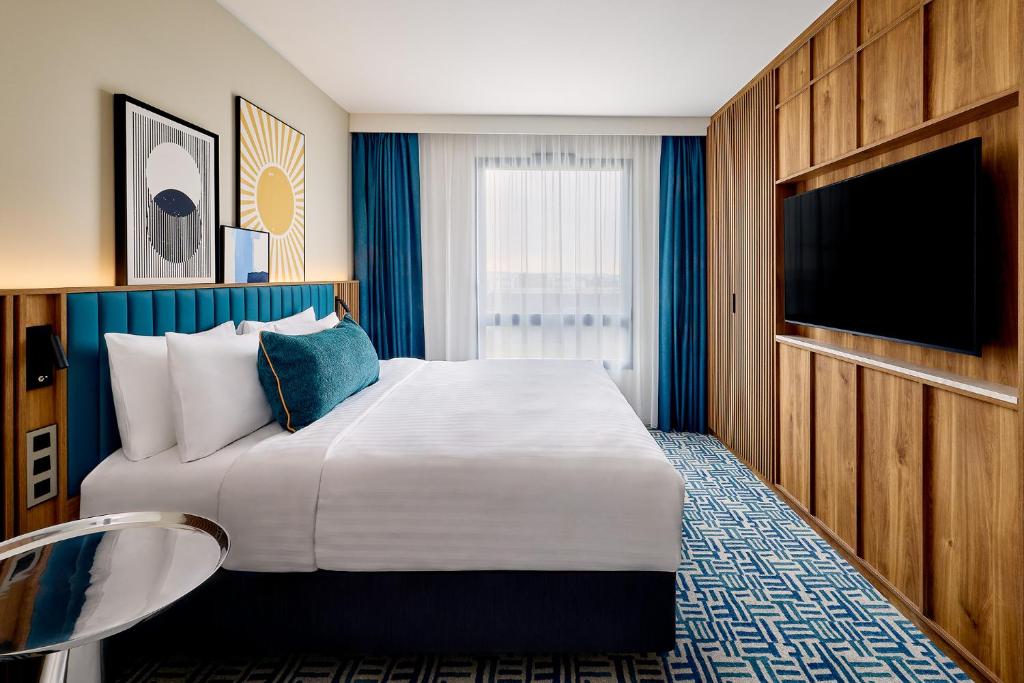 TV a/nebo společenská místnost v ubytování Courtyard by Marriott Lyon Eurexpo Stadium