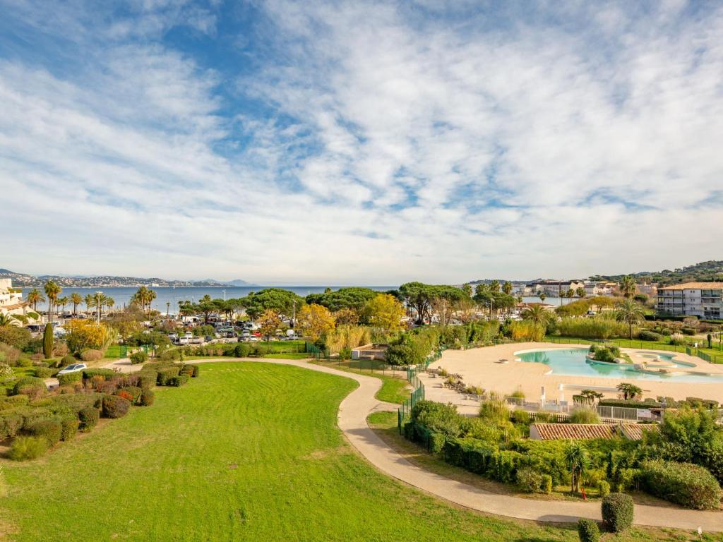 - une vue aérienne sur un parc avec une piscine dans l'établissement Apartment Les Marines-17 by Interhome, à Gassin