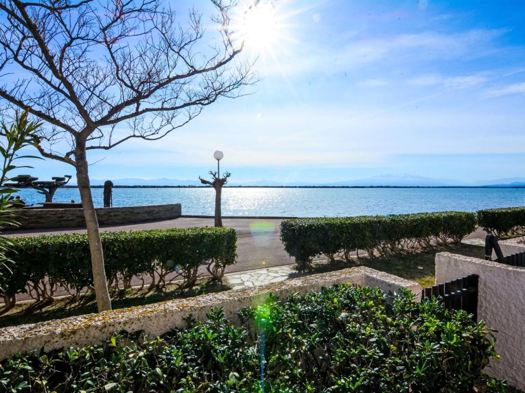 - une vue sur l'eau depuis un parc dans l'établissement Apartment Grenade-1 by Interhome, au Barcarès