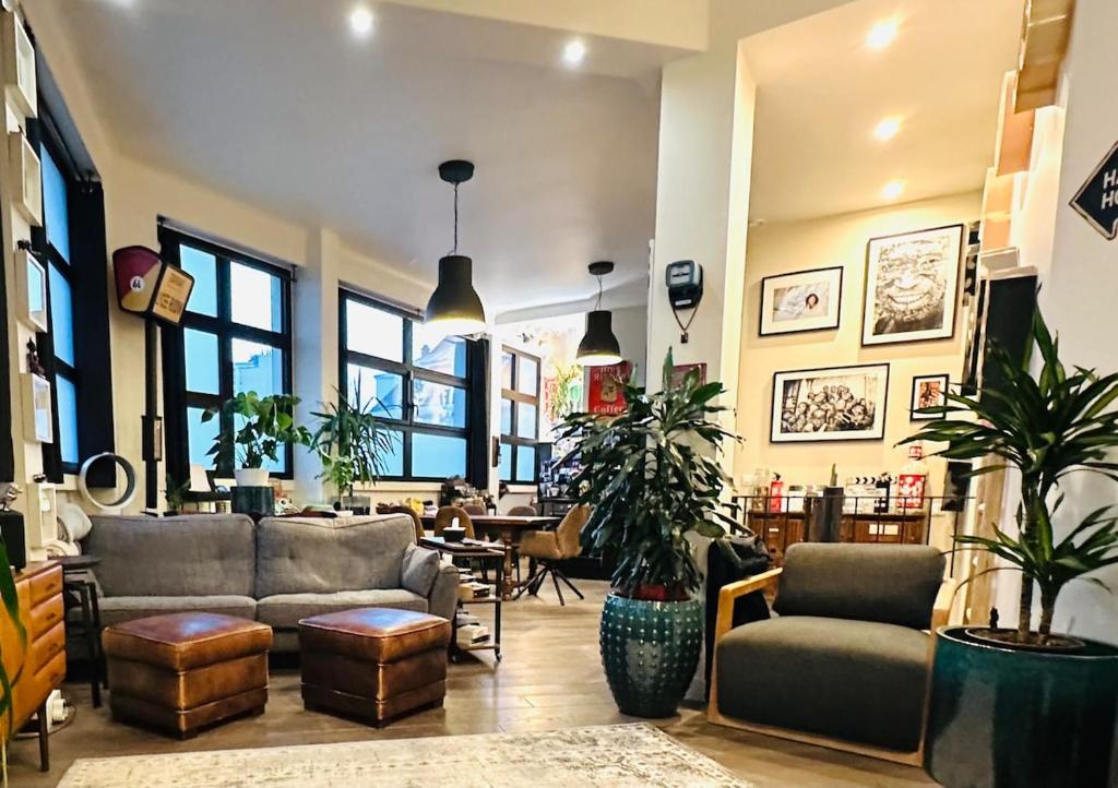 un salon avec des canapés, des tables et des fenêtres dans l'établissement Perfect Home to discover Paris in Peace with Love, à Paris