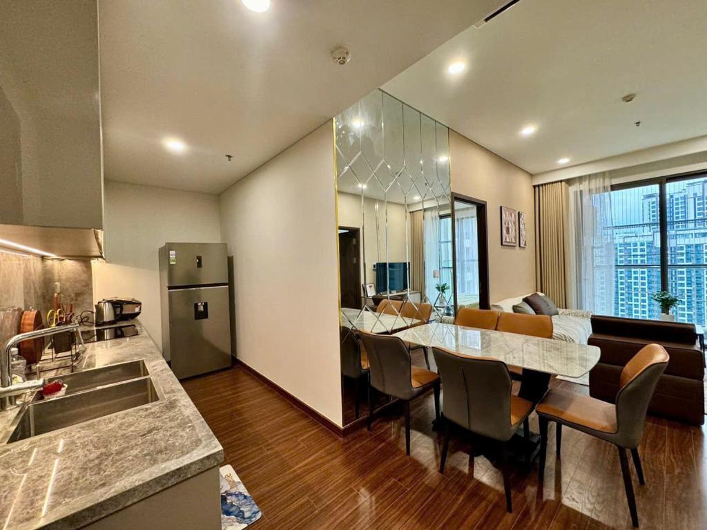 a kitchen and living room with a table and chairs at Căn Hộ 2 Phòng Ngủ LUXURY 2502 in Gia Lâm Pho
