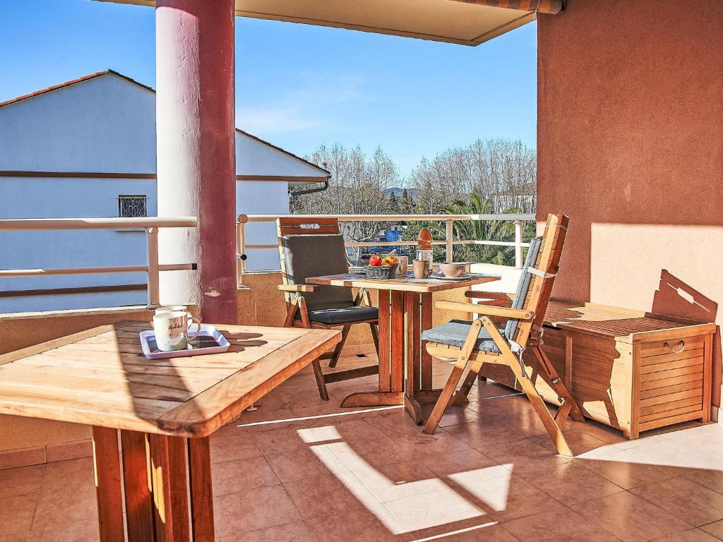 un patio avec une table et des chaises sur un balcon dans l'établissement Apartment Les Rives Latines-3 by Interhome, à Fréjus