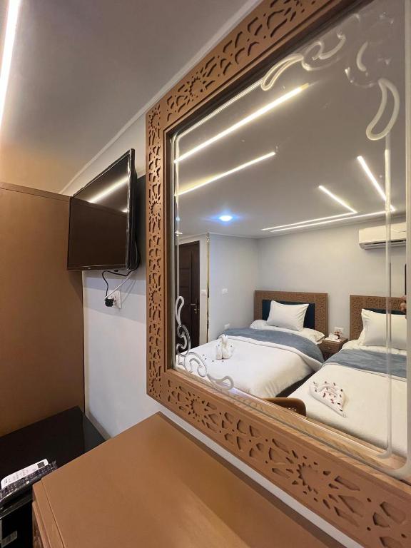 Postel nebo postele na pokoji v ubytování Pyramids Crypt Hotel