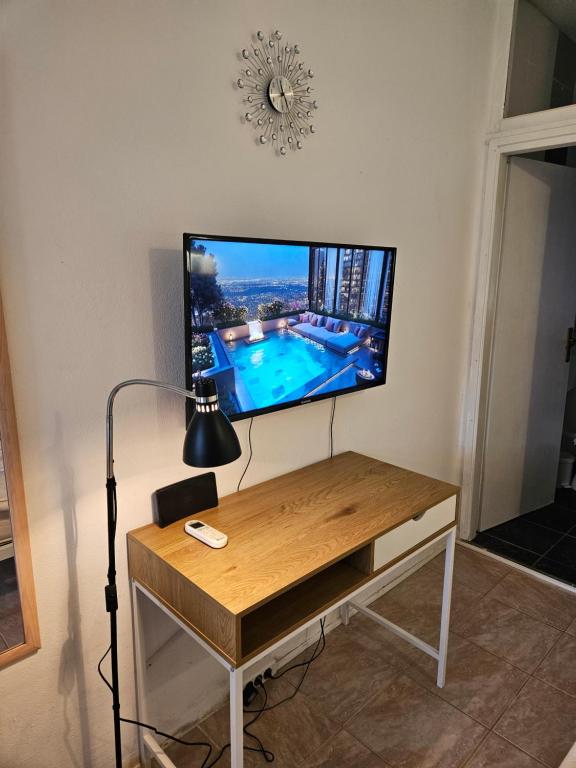 Televízia a/alebo spoločenská miestnosť v ubytovaní Apartment for two