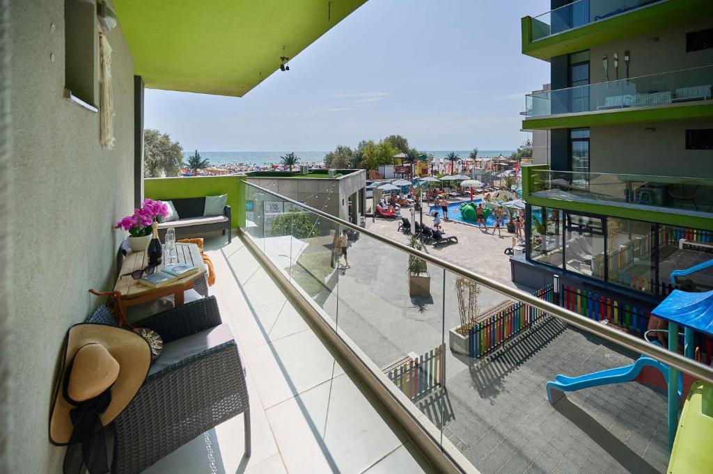 een balkon met uitzicht op een straat bij Anda Apartment Spa Pool beach resort in Mamaia