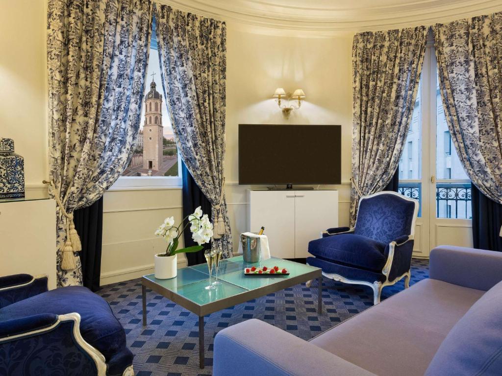 TV a/nebo společenská místnost v ubytování Le Royal Hotel Lyon - MGallery Collection