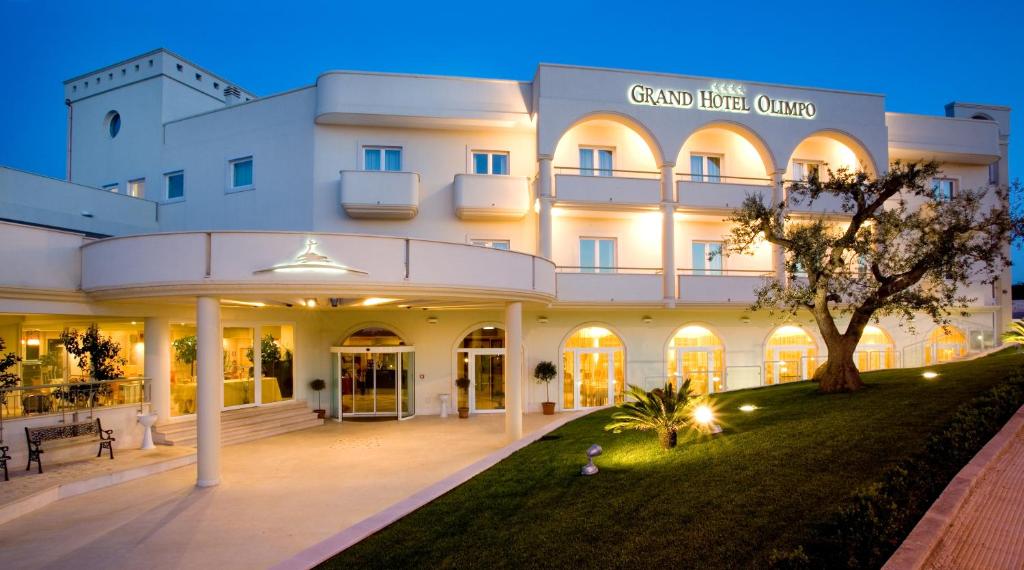 vista sulla parte anteriore di un edificio di Grand Hotel Olimpo ad Alberobello