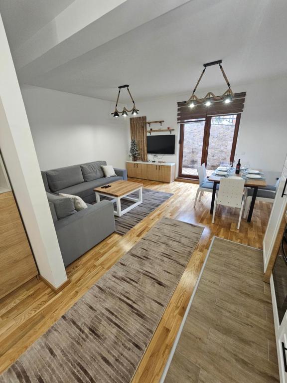 una sala de estar con un sofá y una mesa en AB Apartman Zlatibor, en Zlatibor