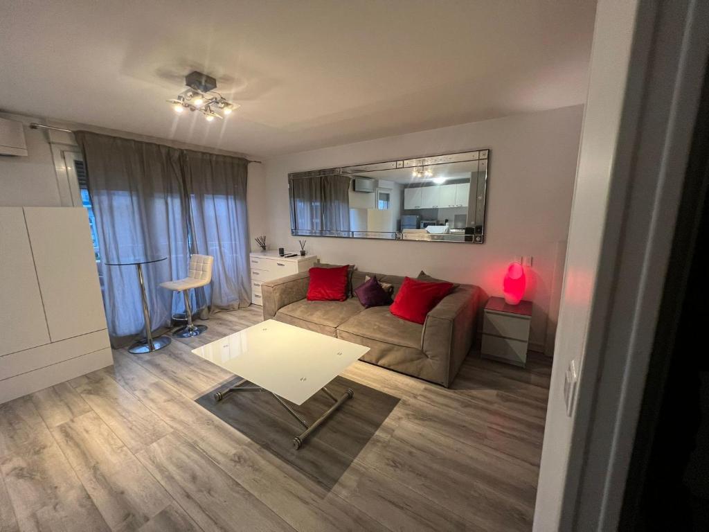 un salon avec un canapé et une table dans l'établissement Studio lumineux avec terrasse, à Villeurbanne