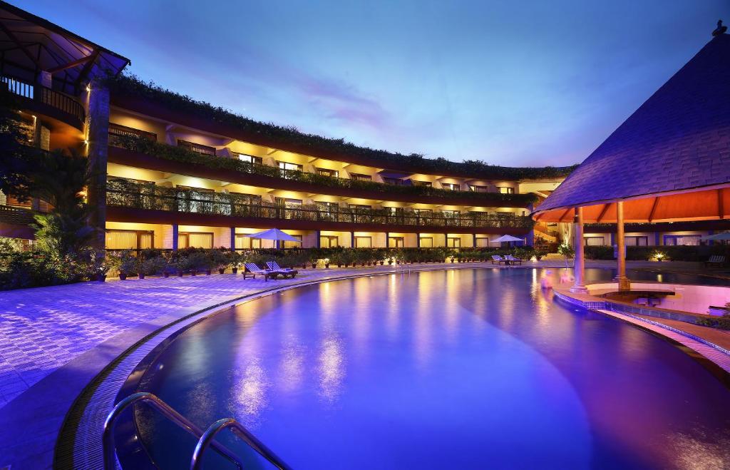 Piscina a Uday Suites - The Airport Hotel o a prop