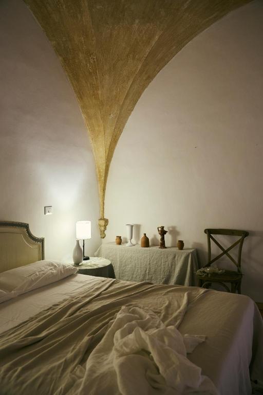 Llit o llits en una habitació de Relais Corte Palmieri & Il Chiostro - Residenza d'epoca