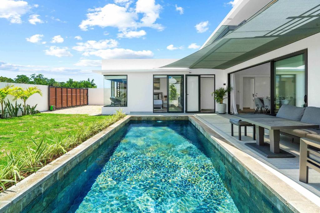 Villa Tapya - Amazing Villa with private pool في كاب مالهيريوكْسْ: حمام سباحة في الفناء الخلفي للمنزل