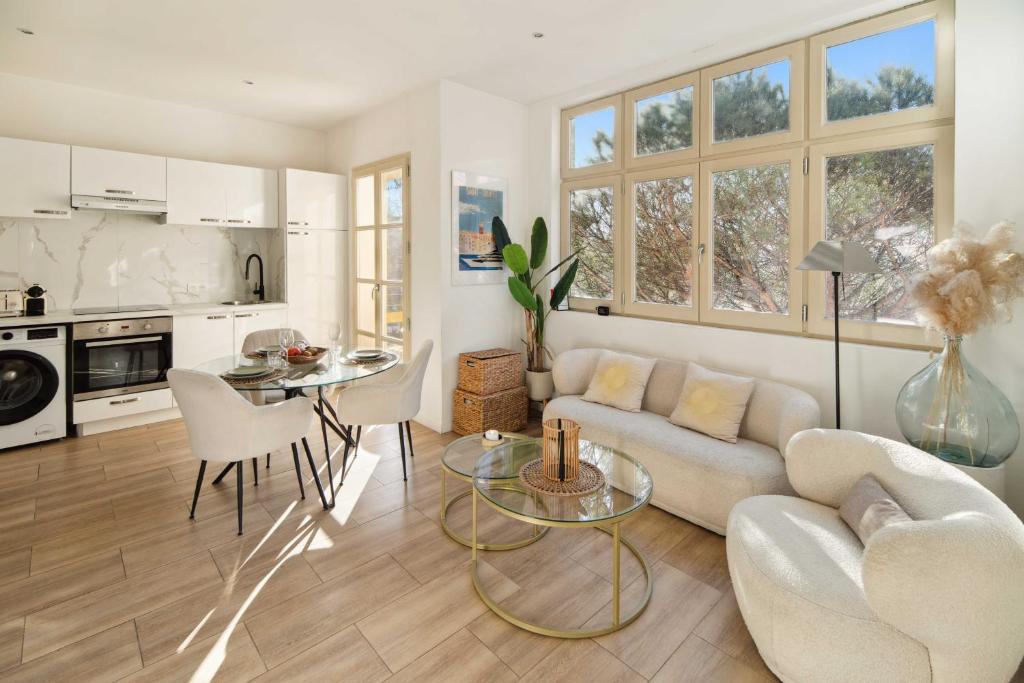 un salon avec un canapé et une table dans l'établissement Modern Apartment - 1BD 4P - Center of St Tropez, à Saint-Tropez