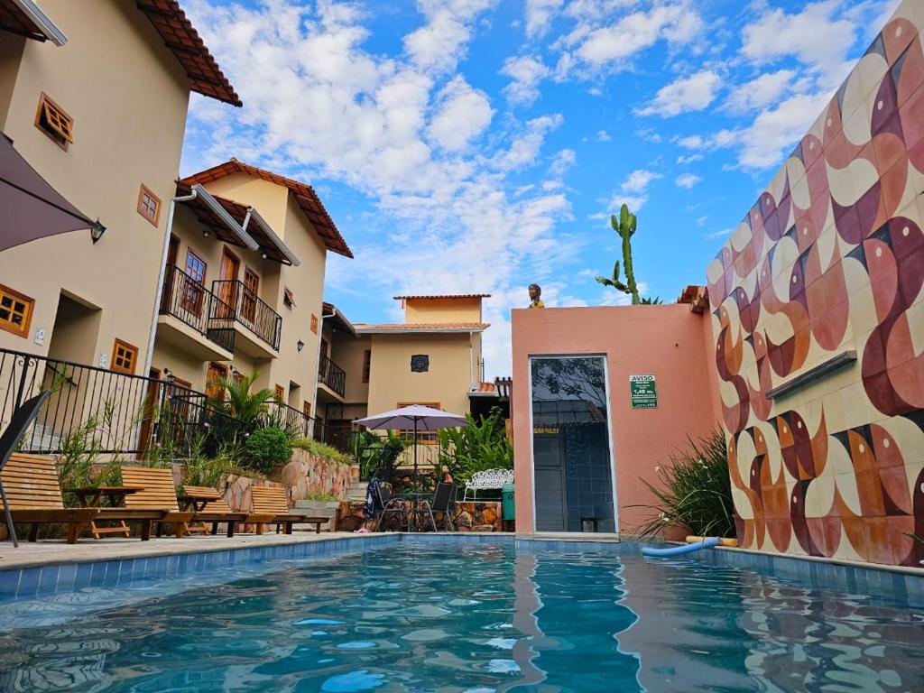 a swimming pool in the middle of a house at Pousada Mãe Natureza in Pirenópolis