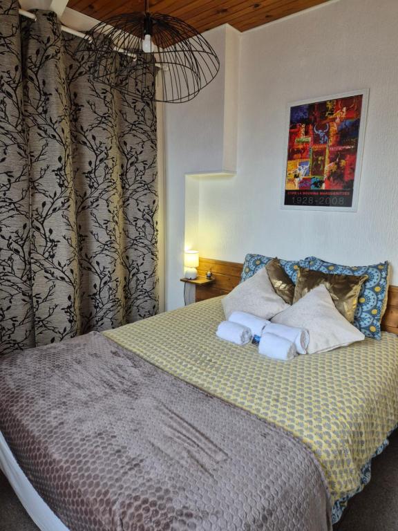 une chambre avec un lit avec des serviettes dessus dans l'établissement La Gleyzinière 3, à Allevard