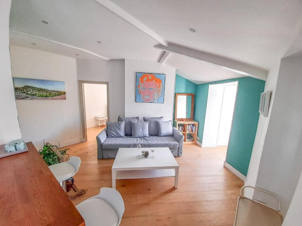 un salon avec un canapé et une table dans l'établissement Top floor appartement - central, à Nice