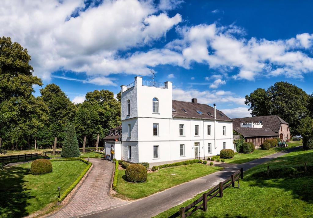 una imagen de una casa blanca con entrada en Hotel Fürstenberger Hof, en Xanten