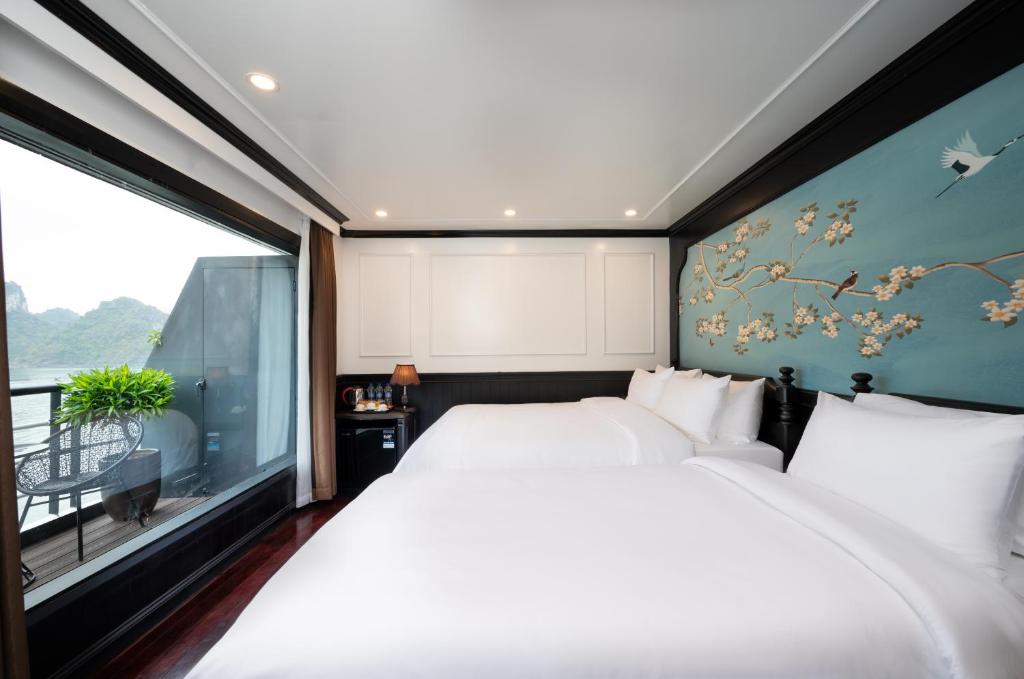 Postel nebo postele na pokoji v ubytování Dragon Premium Cruise Halong