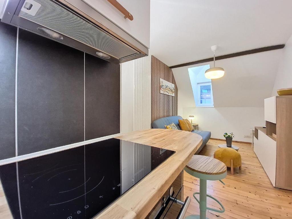 - une cuisine avec un comptoir et une table dans une pièce dans l'établissement Chez Dame Coco - Entièrement neuf - Confortable - Proche centre-ville, à Strasbourg