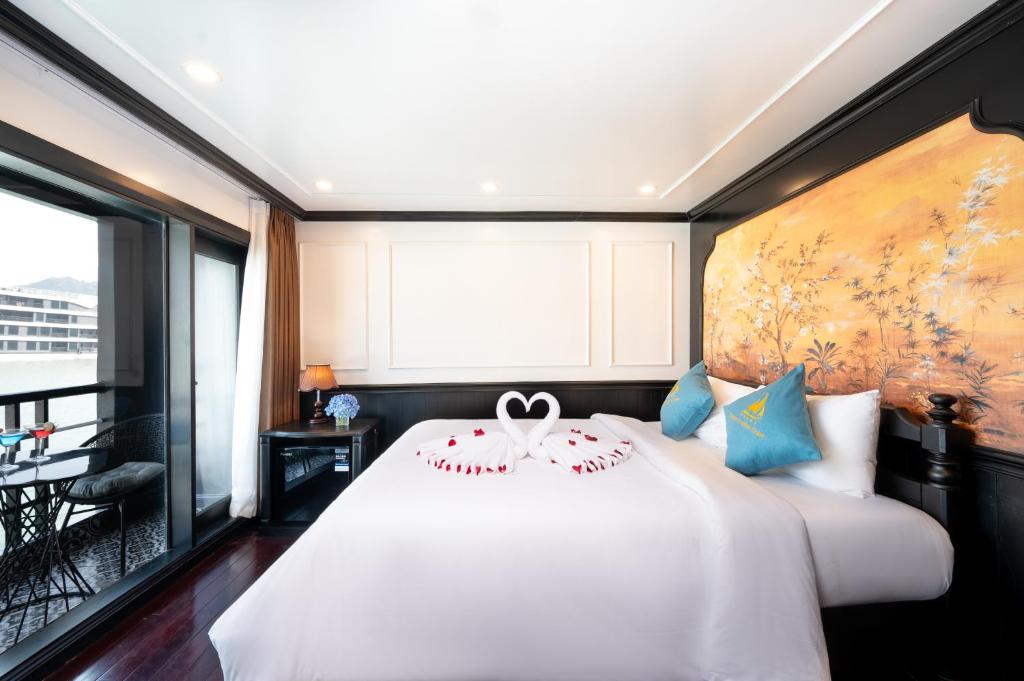Postel nebo postele na pokoji v ubytování Dragon Premium Cruise Halong