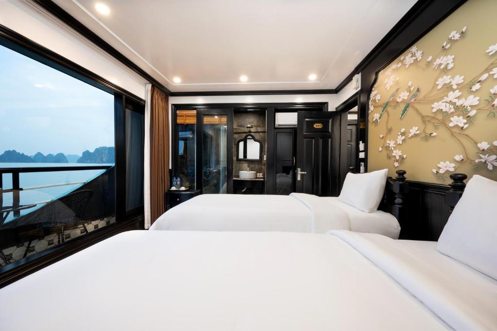 Postel nebo postele na pokoji v ubytování Dragon Premium Cruise Halong