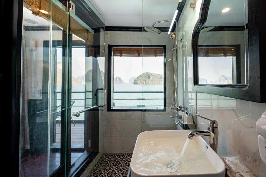 Koupelna v ubytování Dragon Premium Cruise Halong