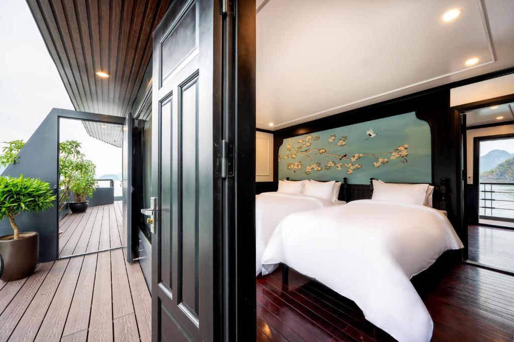 Postel nebo postele na pokoji v ubytování Dragon Premium Cruise Halong
