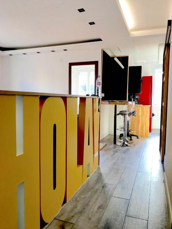 un bureau avec un comptoir en liège dans l'établissement Myappartement Perpignan Mediterannée, à Perpignan