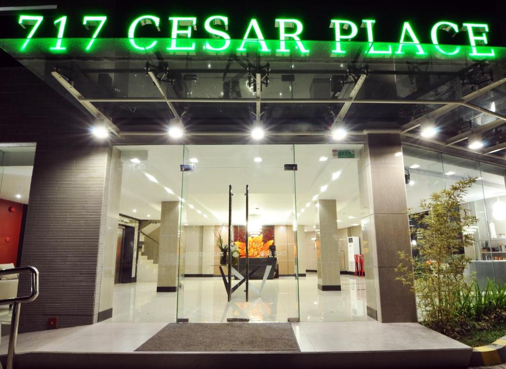 717 Cesar Place Hotel في تاغبيلاران سيتي: يوجد متجر عليه علامة خضراء