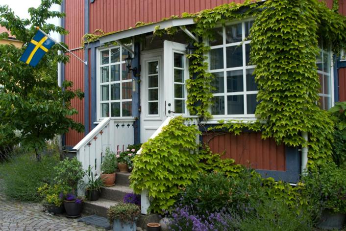 a house with a flag on the side of it at Trea centralt Västervik in Västervik