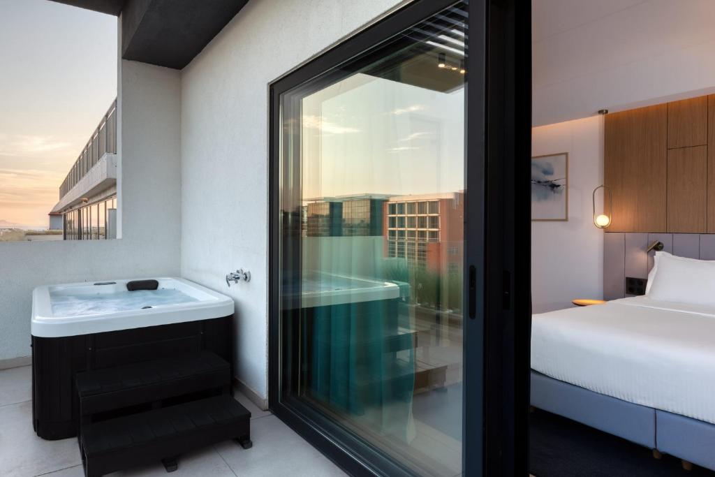 Postel nebo postele na pokoji v ubytování Hilton Garden Inn Athens Syggrou Avenue