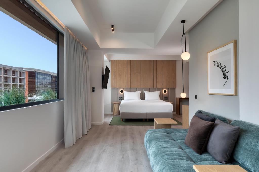 Postel nebo postele na pokoji v ubytování Hilton Garden Inn Athens Syggrou Avenue