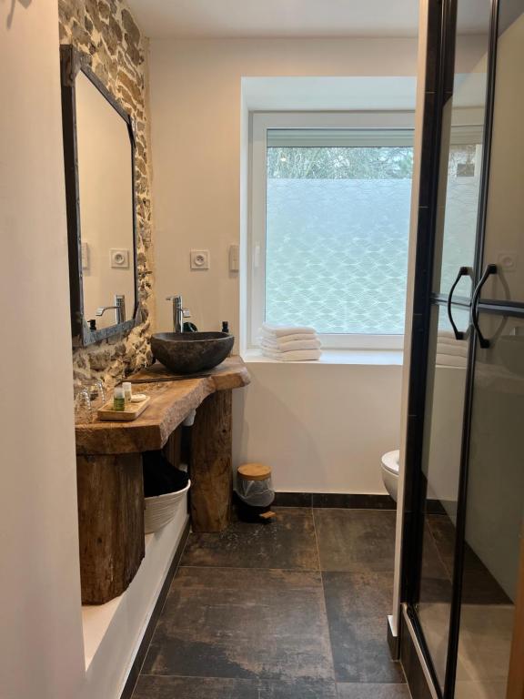 Łazienka w obiekcie La Voûte du Pilat & options SPA, massage