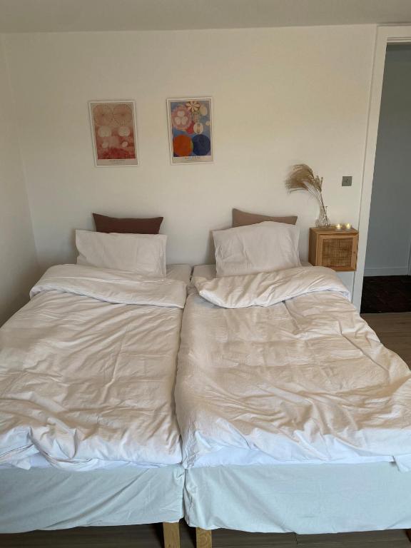 Postel nebo postele na pokoji v ubytování Overnatning Egsmark