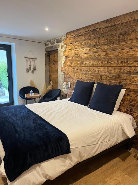 Łóżko lub łóżka w pokoju w obiekcie La Voûte du Pilat & options SPA, massage